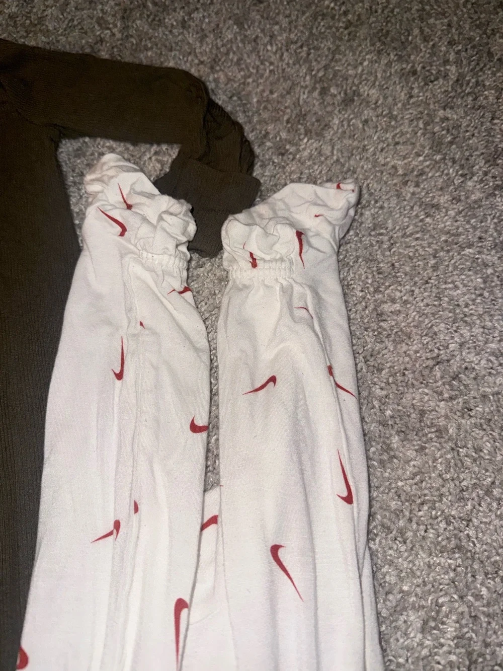 Nike Baby 2 Pack Footed Sleepers 6M Olive Green White Swoosh Zip Pajamas